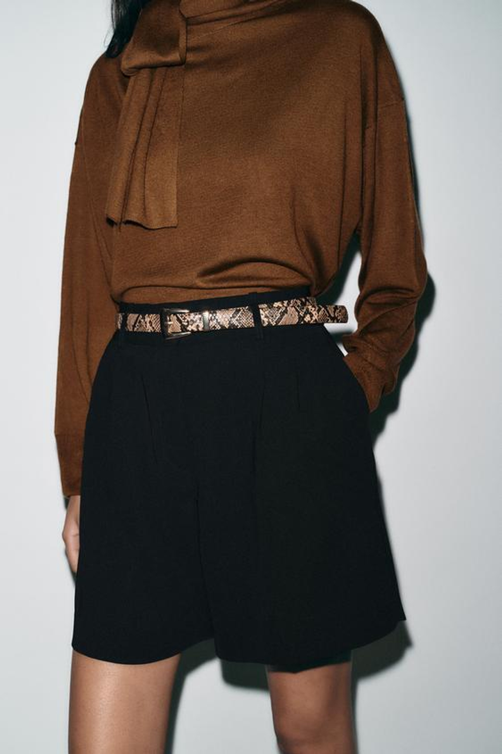 ZARА БЕРМУДЫ С ЗАЩИПАМИ И РЕМНЕМ, ЧЕРНЫЙ