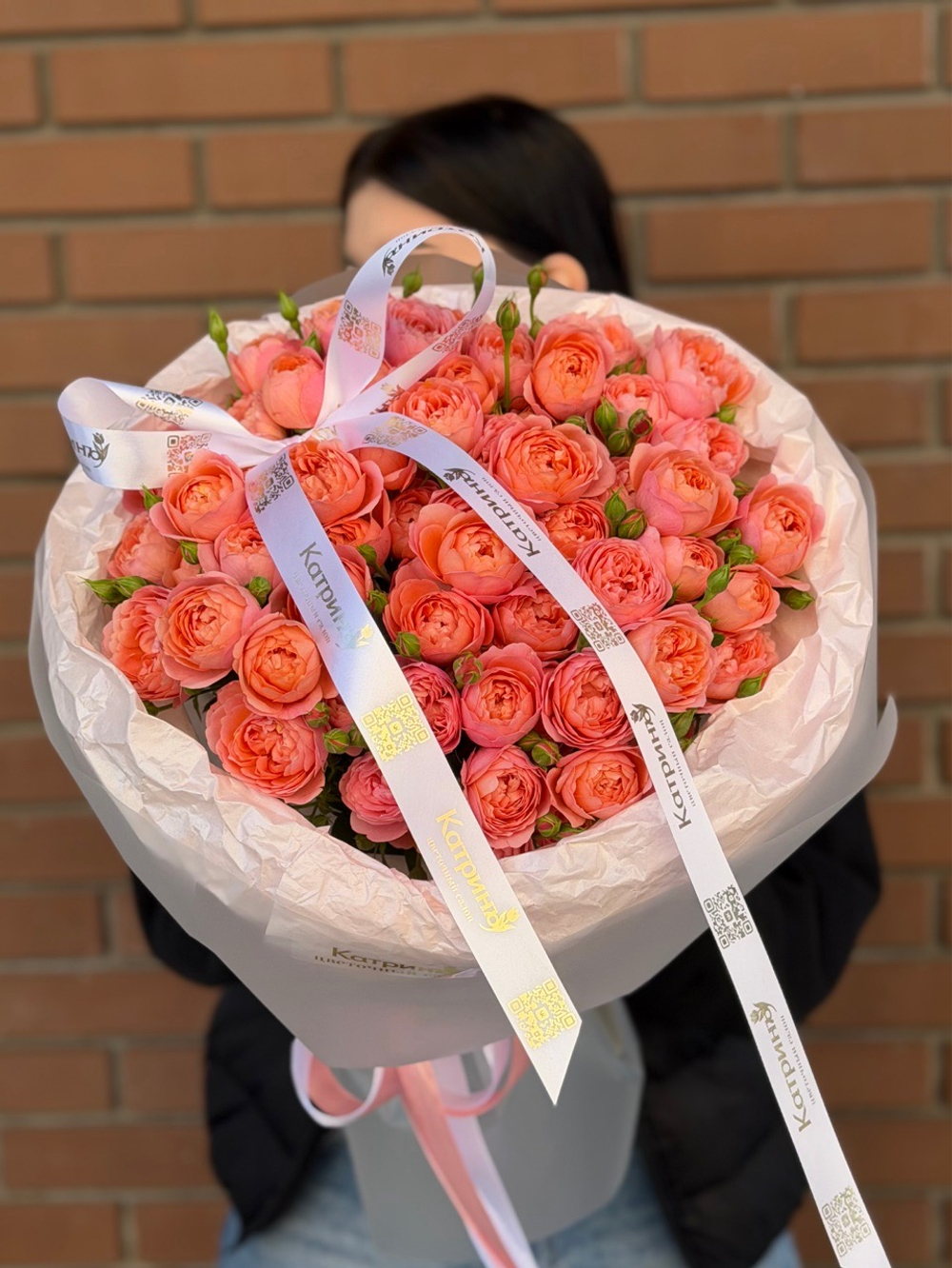 Большой букет с пионовидными розами коралловый нежный для девушки