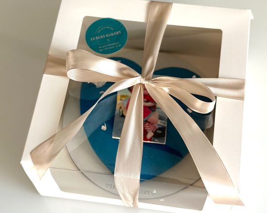 Торт муссовое сердце с шоколадной открыткой