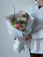 Букет из маттиолы, форзиции, тюльпанов, диантусов и оксипеталума