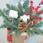 Новогодняя композиция в шляпной коробке с гирляндой