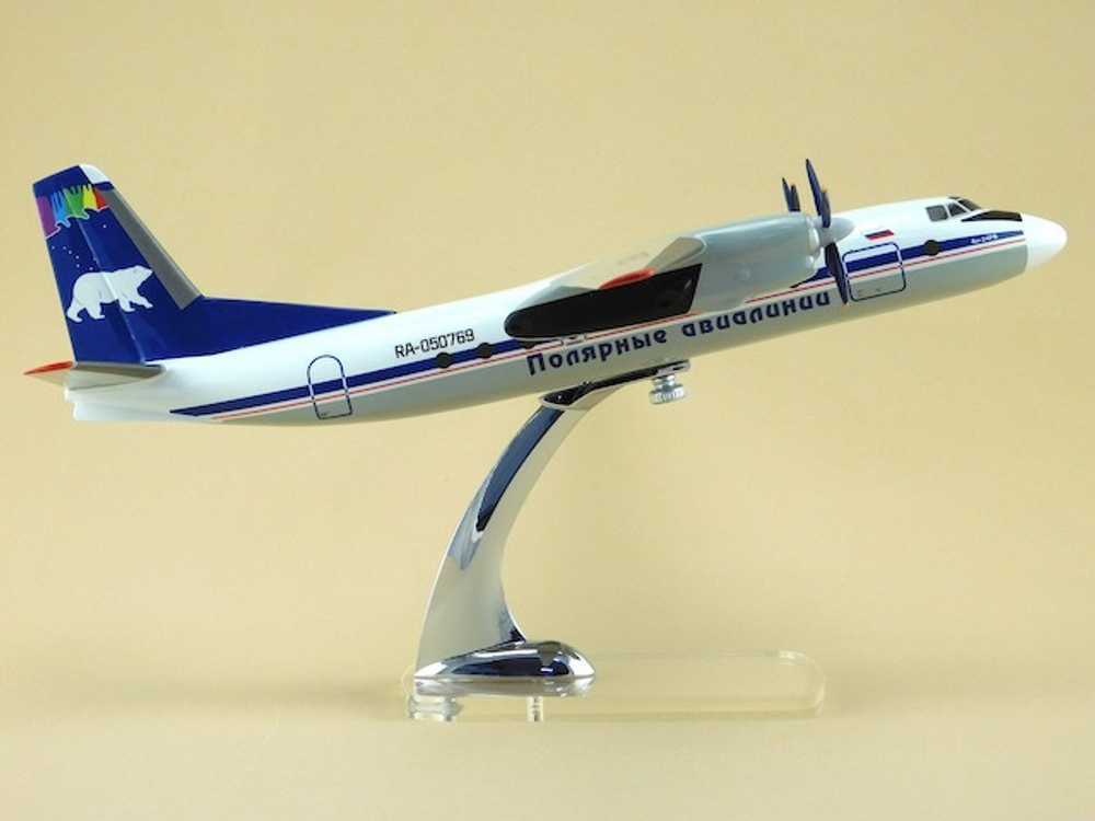 Модель самолета Ан-24 (М1:72, Полярные авиалинии)