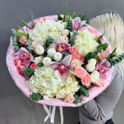 Авторский букет с гортензиями, орхидеями и пионовидными розами "Madam Bombastic"