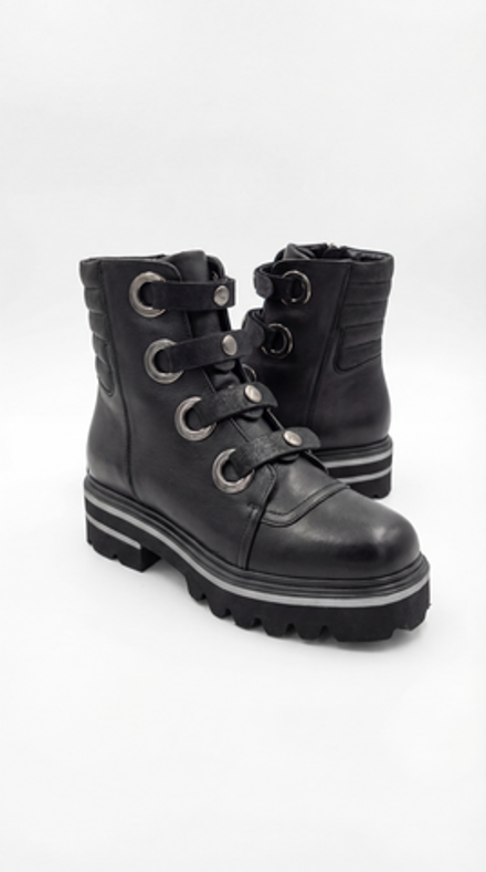 Ботинки с заклепками