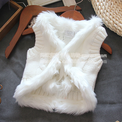 Безрукавка вязаная однотонная с окантовкой из искусственного меха