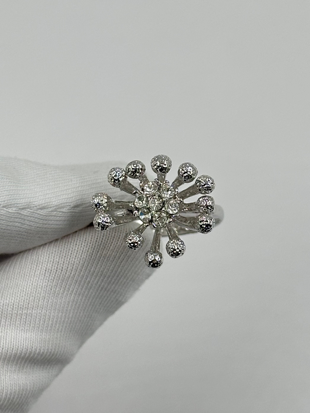 Кольцо с кристаллами