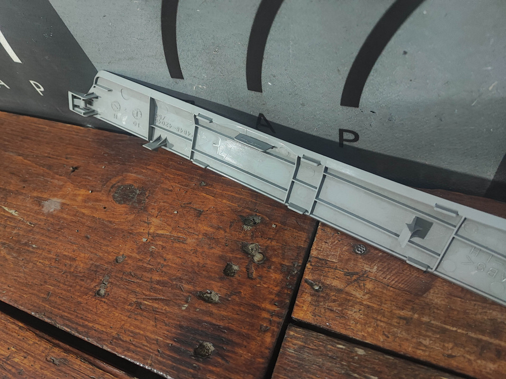 Накладка обшивки двери левая задняя RAV4 (XA40) 12-19 Б/У Оригинал 7464642040