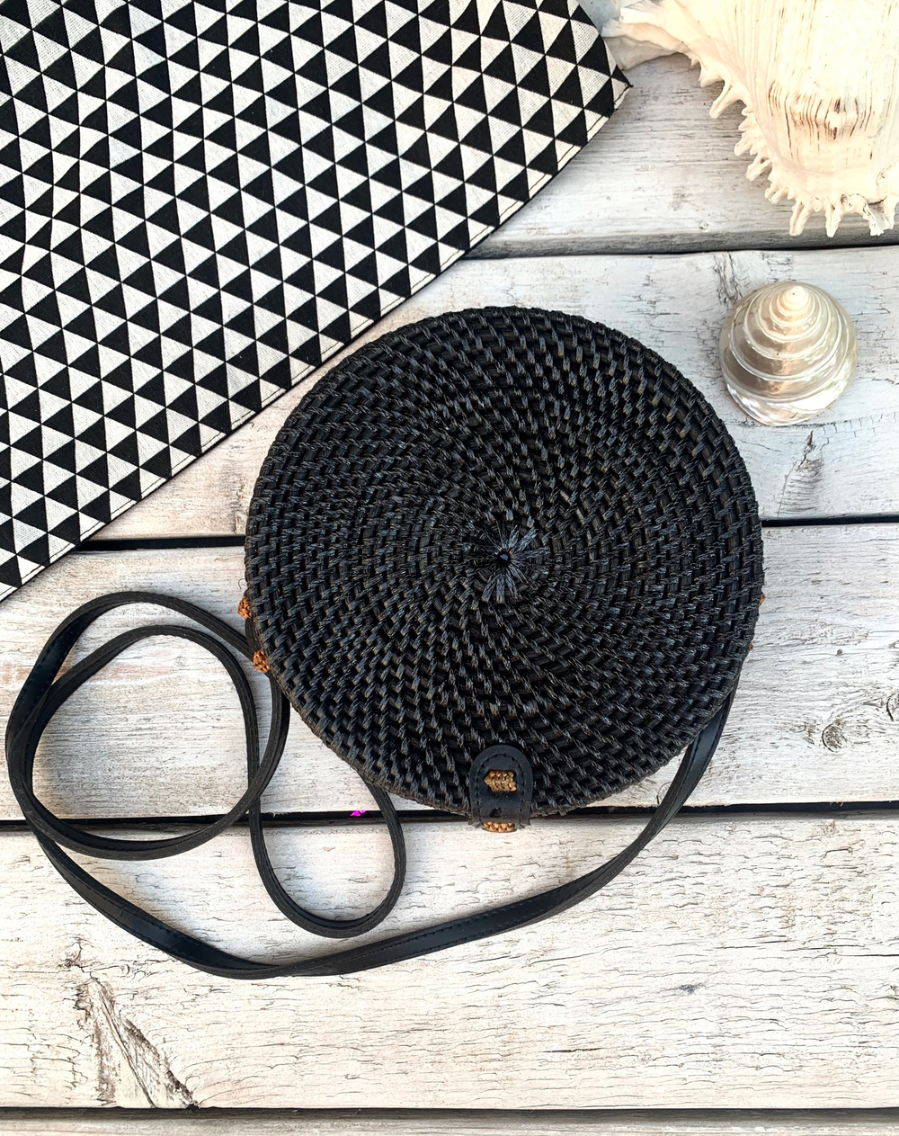 Круглая сумка из ротанга черная