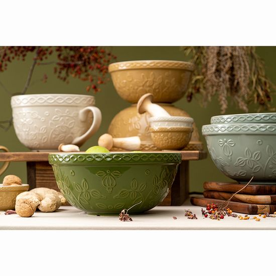 Миска зеленого цвета с рельефным узором Ягоды Тайги из коллекции russian north, 2,5 л