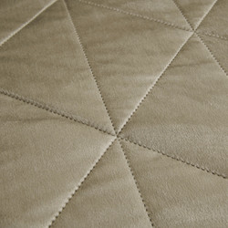 Велюровое покрывало в клетку и две наволочки OVL031