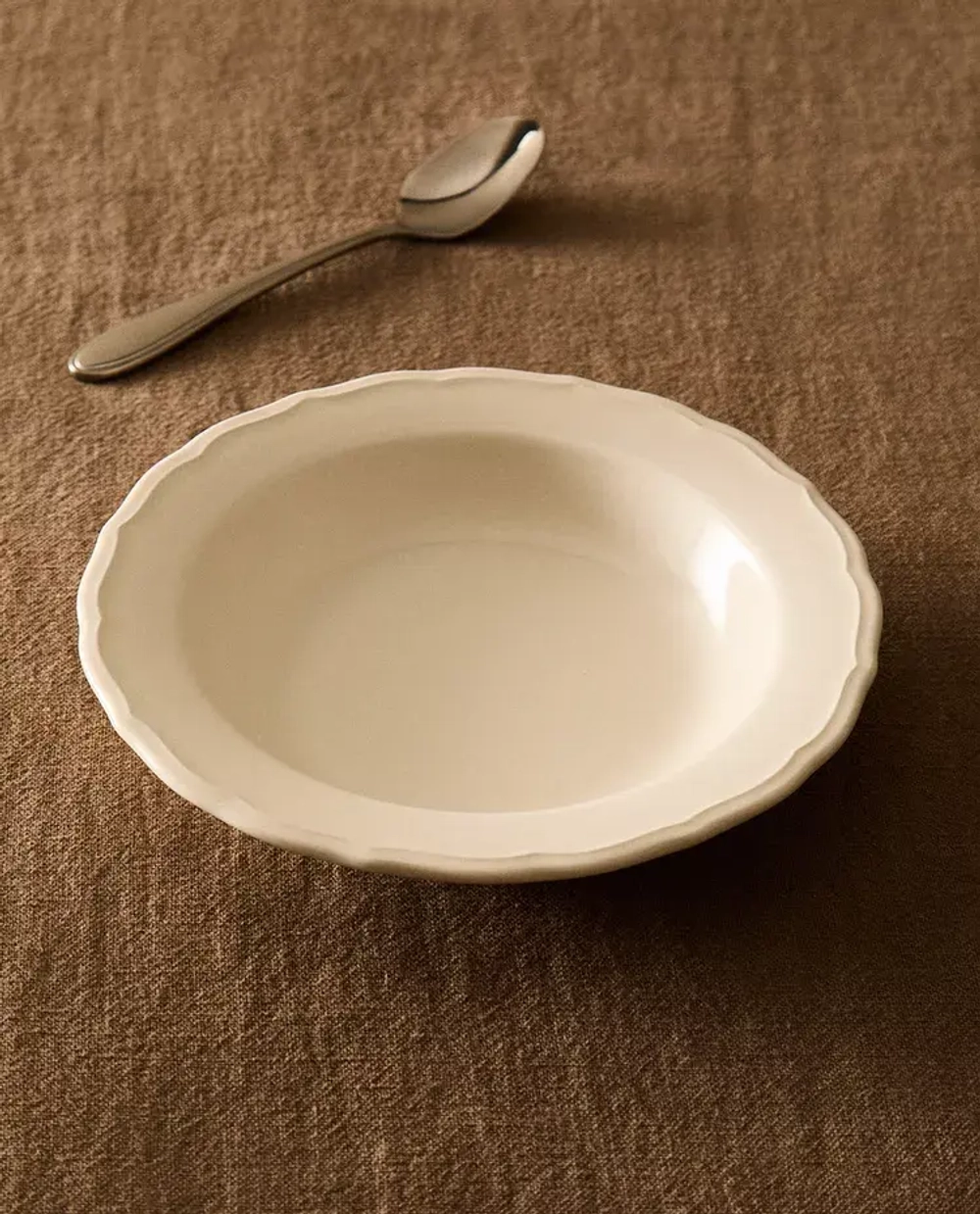 ZARA HOME ГЛУБОКАЯ ТАРЕЛКА ИЗ ФАЯНСА С ФИГУРНОЙ КРОМКОЙ, ЭКРЮ