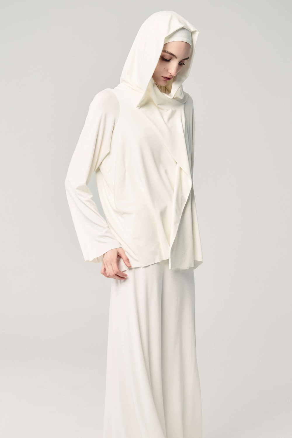 Лонгслив с капюшоном белый