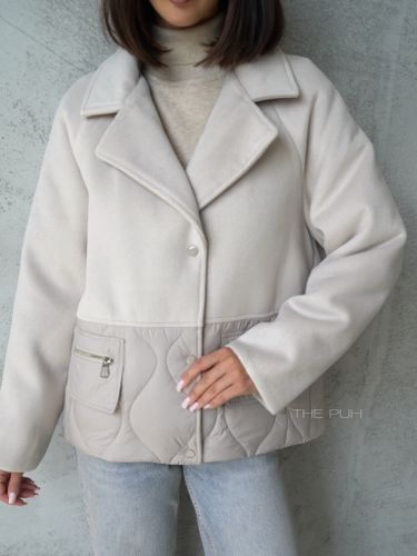 Бежевая комбинированная куртка с манишкой