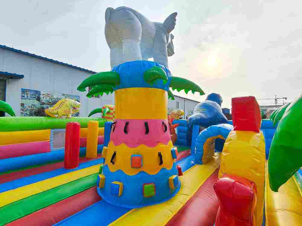 Коммерческий надувной батут «Хамелеон и динозавры Ультра» 12*6*6 м