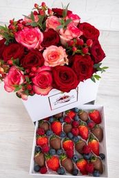 Шкатулка "Вкусный сюрприз" с цветами и клубникой в шоколаде