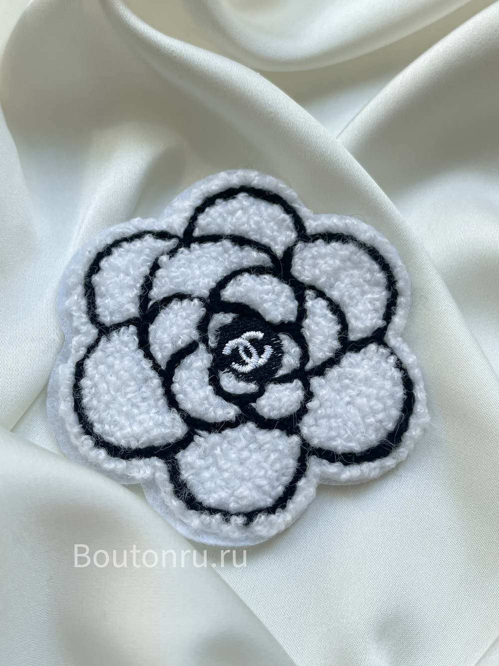 Нашивка Шан. махровая цветок черный с белым 7 см