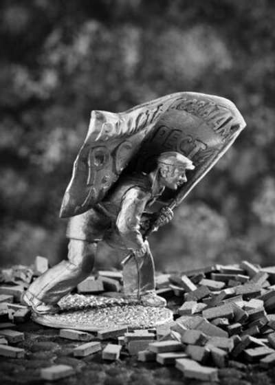 Оловянная фигурка Рабочий с транспарантом