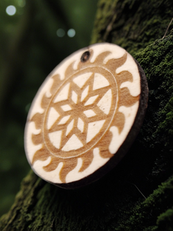 Славянский амулет из натурального дерева "Алатырь". Шнур ― 50см. Диаметр 3см