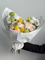 Сборный букет их хризантемы, нарциссов, вибурнума, кустовых пионовидных роз и ранункулюсов