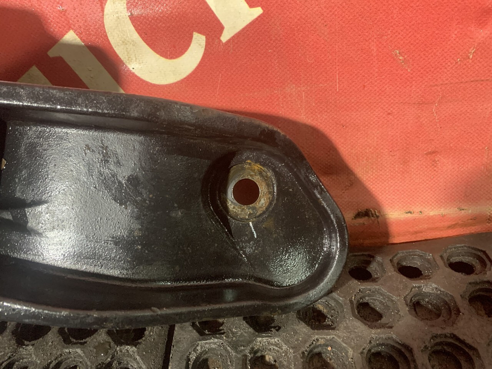 Кронштейн пневморессоры правый 2023 г