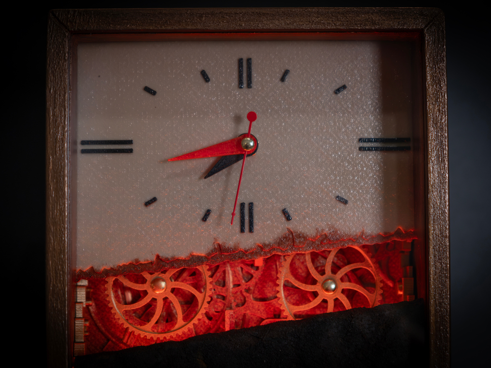 Настольные часы "Изнанка" - арт-объект с двумя циферблатами и подсветкой