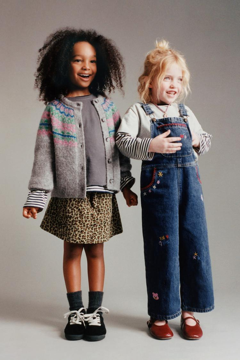 ZARA ДЖИНСОВЫЙ КОМБИНЕЗОН С КОНТРАСТНОЙ ВЫШИВКОЙ, СИНИЙ