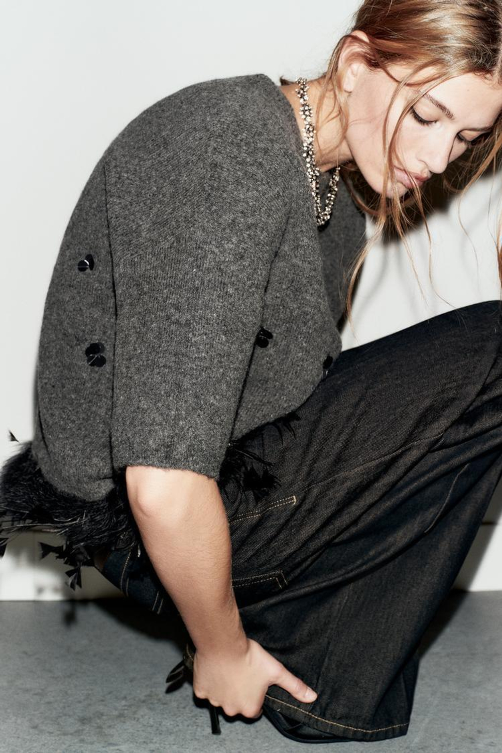 ZARA СВИТЕР ИЗ ШЕРСТИ С ПАЙЕТКАМИ И ПЕРЬЯМИ, СЕРЫЙ