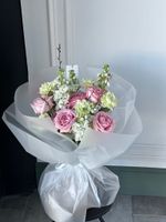 Букет сборный из одноголовых роз, диантусов, маттиолы и веток прунуса