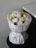 Букет из хризантемы и желтой кустовой розы