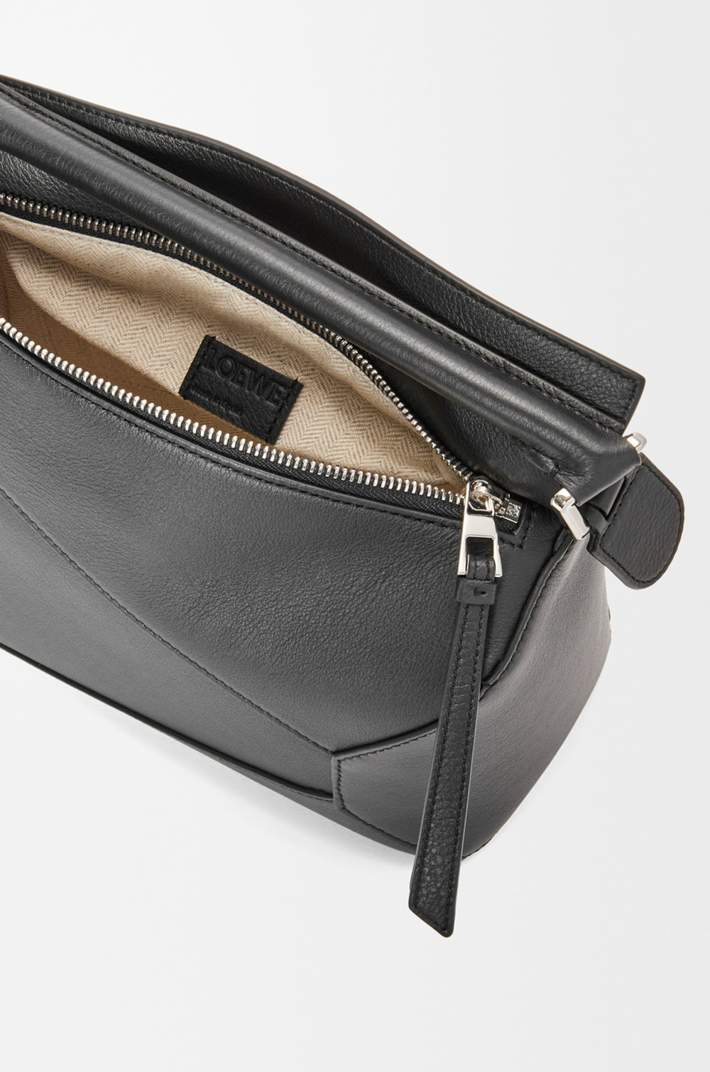 Loewe Маленькая сумка Puzzle Edge из классической телячьей кожи, черный