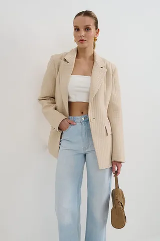Приталенный жакет со стежкой бежевого цвета