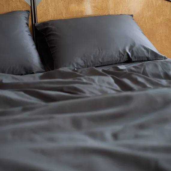 Комплект постельного белья из премиального сатина темно-серого цвета из коллекции essential, 200х220 см