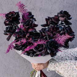 89. Темный букет с черными французскими розами