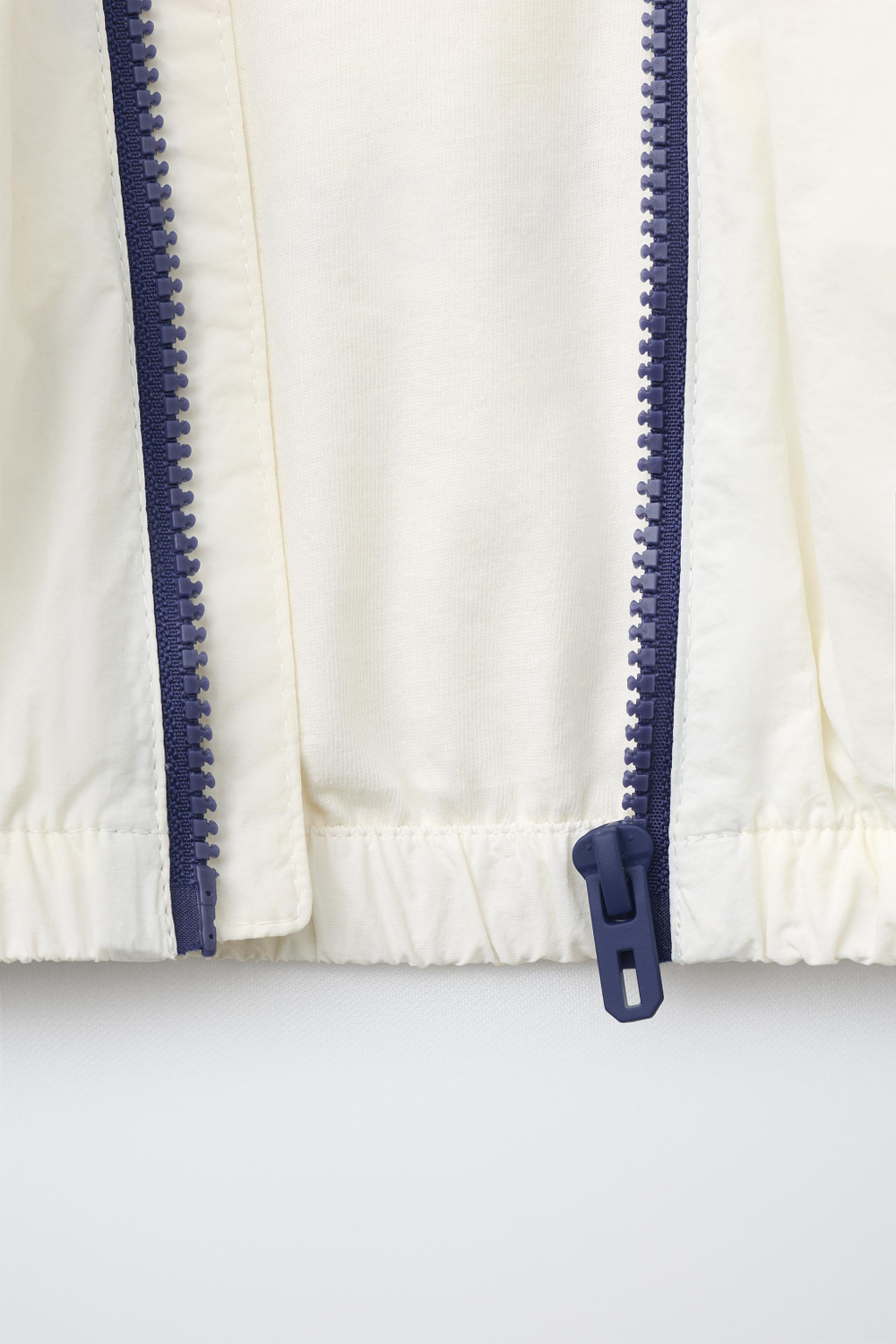 ZARA ЛЕГКИЙ ДОЖДЕВИК COLOR BLOCK WATER REPELLENT, ЭКРЮ/СИНИЙ