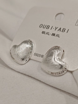 Серьги Oubi Yabi «Бархатное сердце» Silver