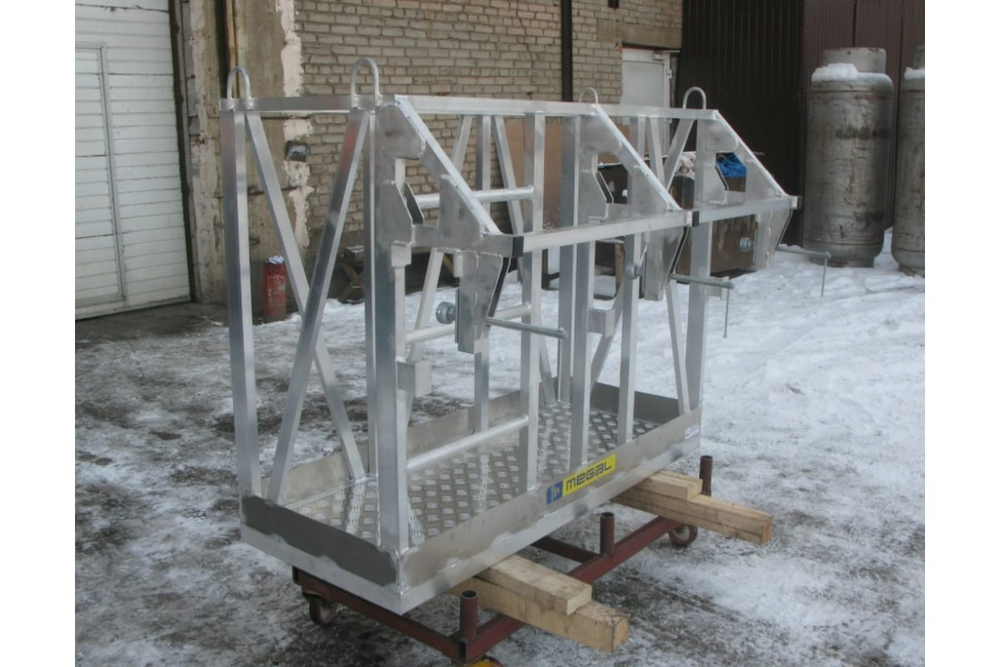 Площадка, навешиваемая на кран-балку с прижимным механизмом MEGAL ПНА-2 (балка 45М, ГОСТ 19425-74)