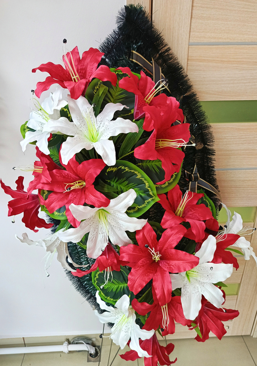 Венок с красными крупными лилиями и гвоздиками . 125 см . Арт В 005