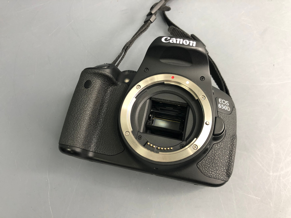 Canon 650D kit 18-55mm II 10.300 кадров