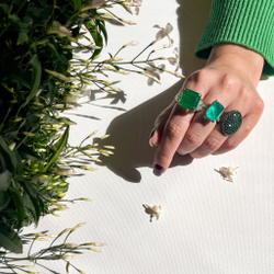 Серебряное кольцо с темно -зеленым изумрудным кварцем и фианитами