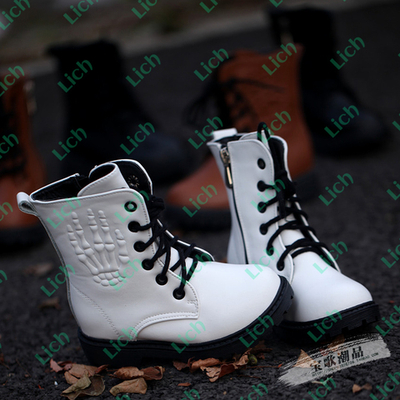 Ботинки на рифленой подошве, украшенные тиснением