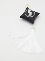 Ромб объемный на присоске SHACMAN (экокожа, черный, белая вышивка, кисть)