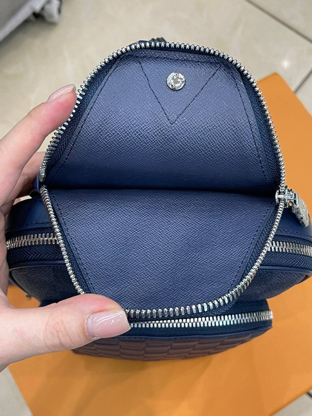 Сумка-мессенджер Louis Vuitton