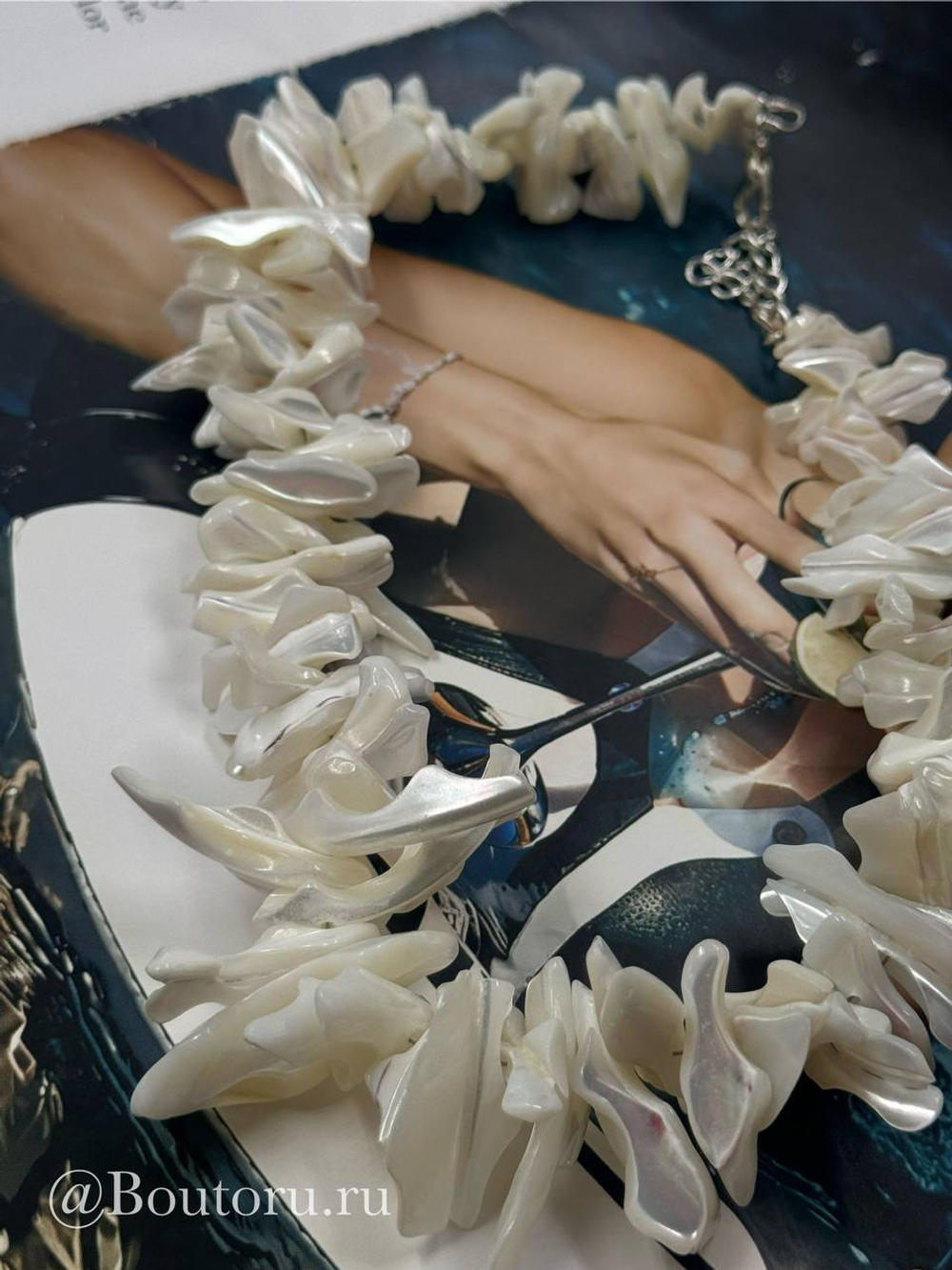 Колье массивное из ракушек