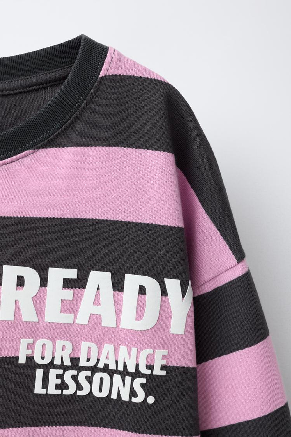 ZARA ЛОНГСЛИВ ИЗ ПЛОТНОЙ ТКАНИ В ПОЛОСКУ С НАДПИСЬЮ, РОЗОВЫЙ