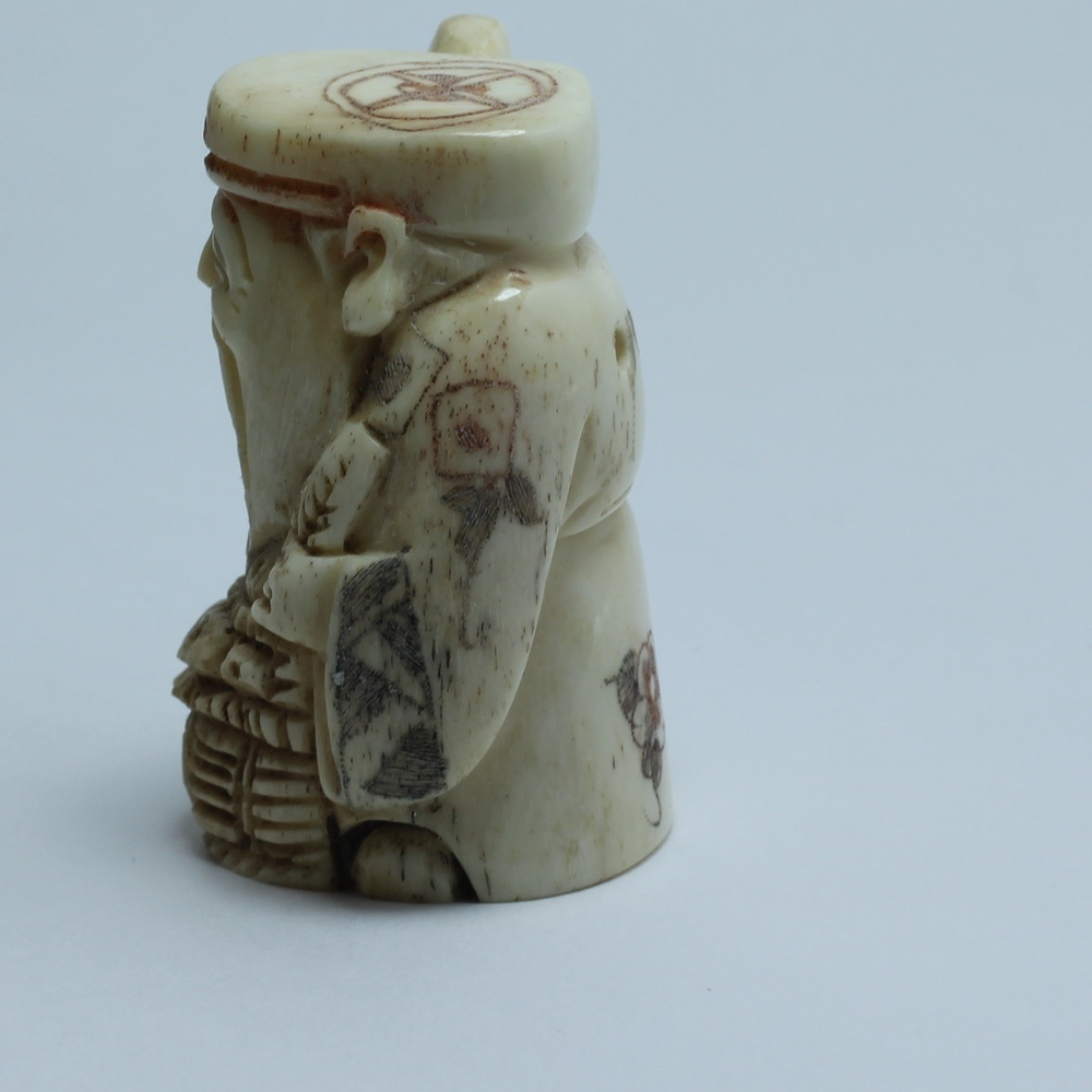 Нэцкэ Дзюродзин с чудо посохом и корзиной рыбы