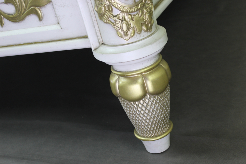 Кровать из натурального дерева