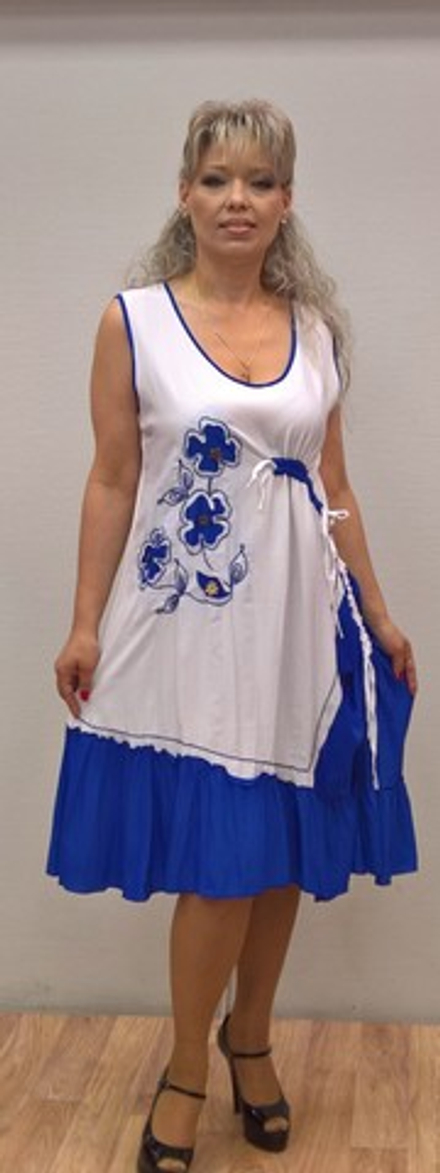 Оригинальное комбинированное белое платье с синим принтом.