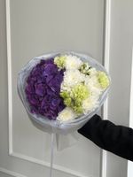 Сборный букет из гортензии, хризантемы, диантусов и лизиантуса