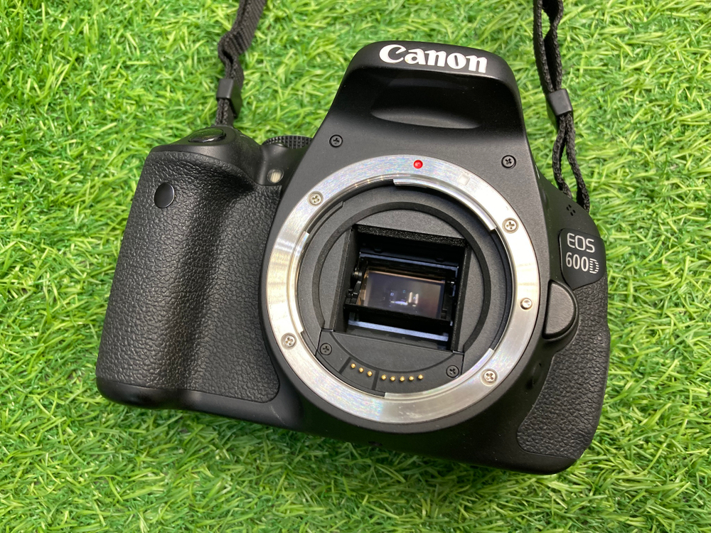 Canon 600D kit 18-55mm 3.5-5.6 IS II 8.200 кадров