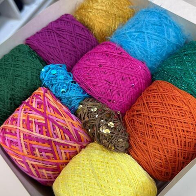 Набор итальянской фантазийной пряжи для топа, футболки, джемпера "АЛИСА В СТРАНЕ ЧУДЕС"; Состав: оригинальная пряжа с пайетками, хлопок, вискоза, велюр, микрофибра, деликатный люрекс, меринос; Общий вес: 580 гр